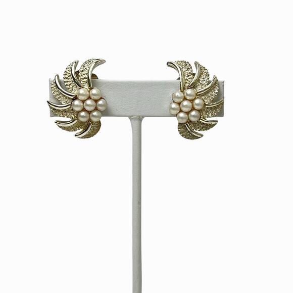 Vintage Kramer Clip On Earrings Faux Pearls Gold Tone Leaves Textured Signed - Picture 3 of 9